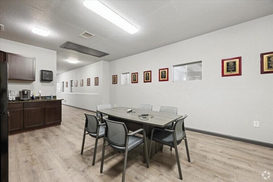 More Photos Of 16806 I-35 S, Buda Showroom For Lease