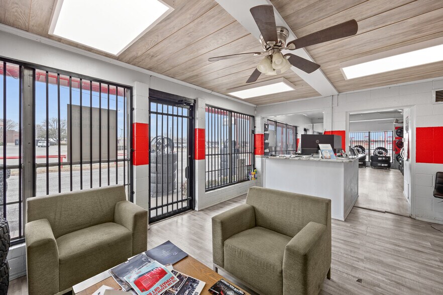 More Photos Of 136 Lavon Dr, Garland Flex For Sale