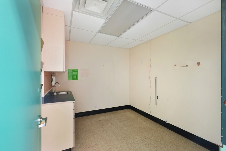 More Photos Of 80 Beekman Ave, Sleepy Hollow Village Freestanding For Sale