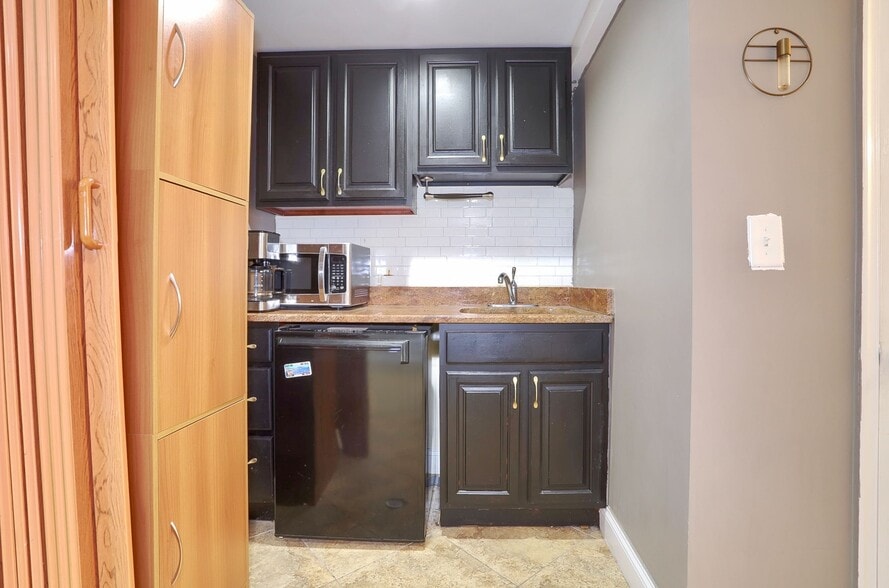 More Photos Of 693 Bergen Ave, Jersey City Storefront Retail Residential For Lease