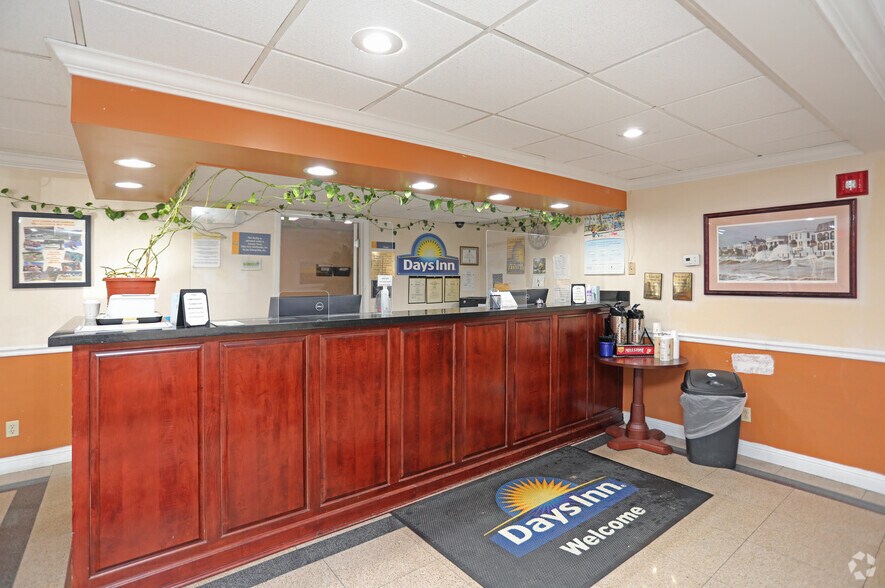 More Photos Of 127 Ontario Dr, Mount Hope Hotel For Sale