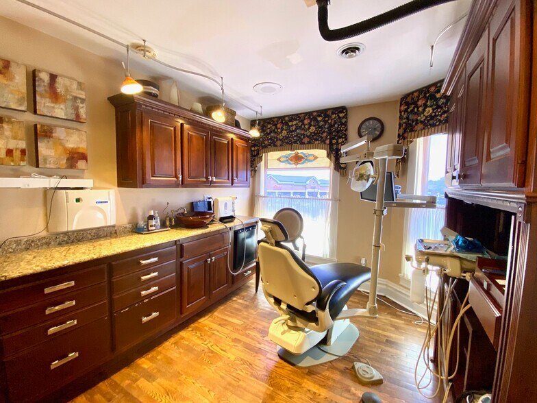 More Photos Of 204 W Main St, Barrington Medical For Sale