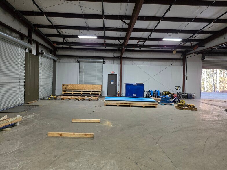 More Photos Of 318 Bell Park Dr, Woodstock Distribution For Lease