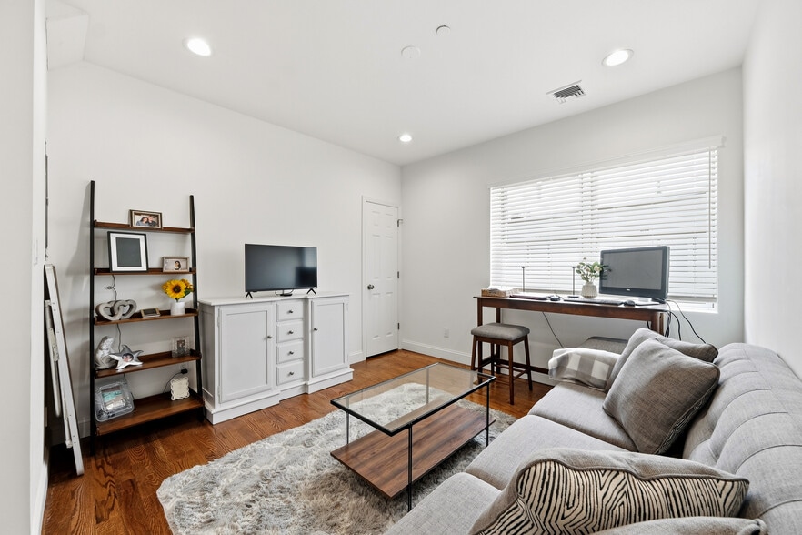 More Photos Of 272 Broadway, Bethpage General Retail For Sale