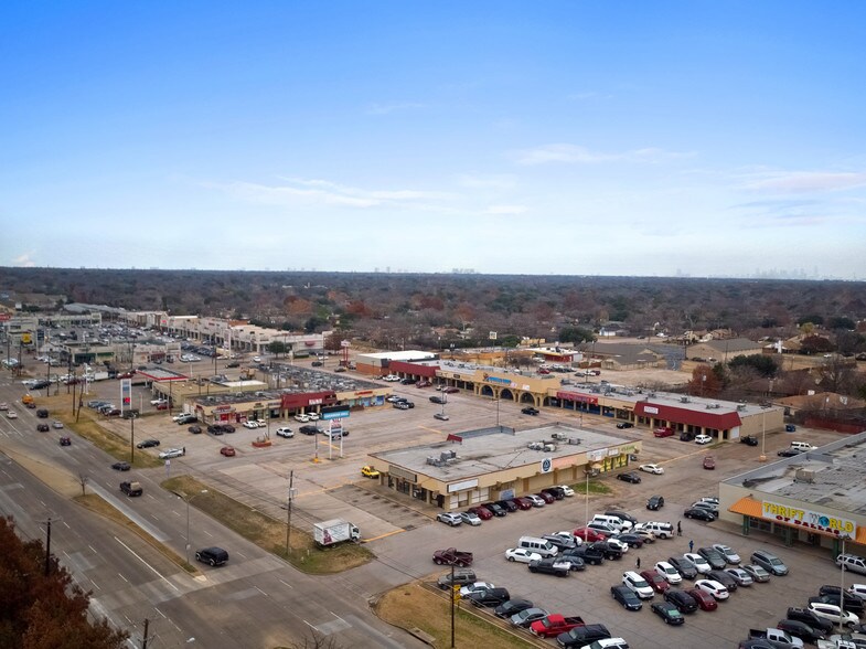 More Photos Of 3068 Forest Ln, Dallas Unknown For Lease