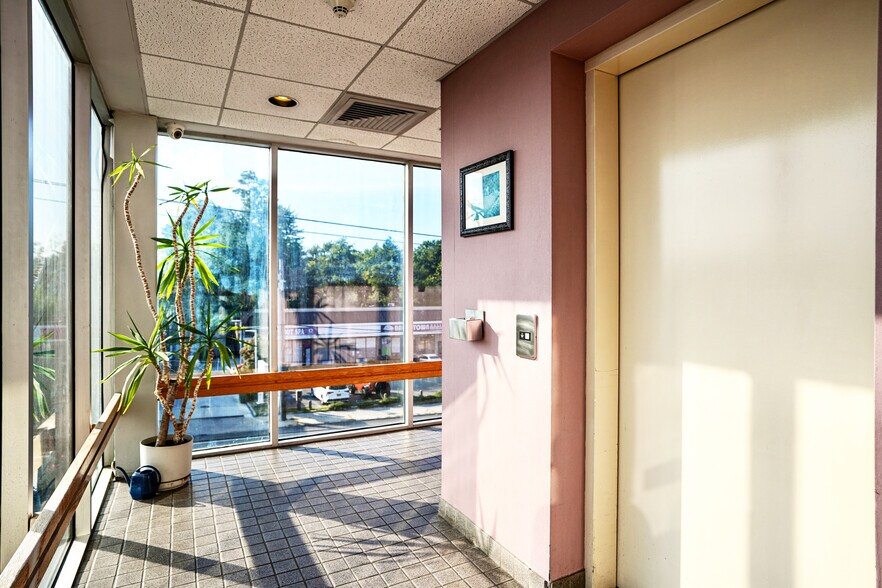 More Photos Of 38 Northern Blvd, Great Neck Office For Sale