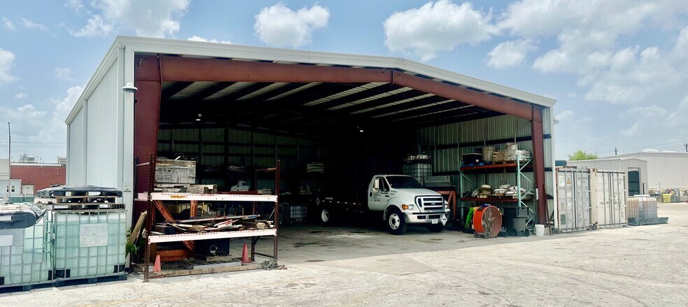 More Photos Of 620 Howard Dr, Deer Park Warehouse For Lease