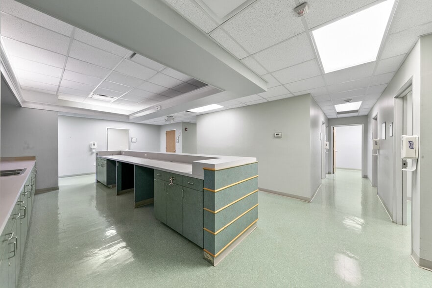 More Photos Of 3828 Avenue N, Galveston Hospital For Lease