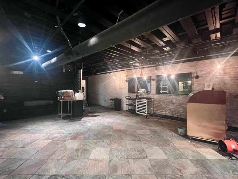 More Photos Of 95 S Main St, Memphis Storefront Retail Office For Lease