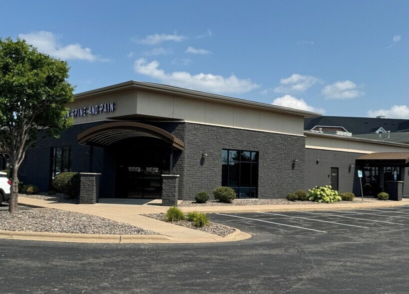 Primary Photo Of 1600-1688 N Casaloma Dr, Grand Chute General Retail For Lease