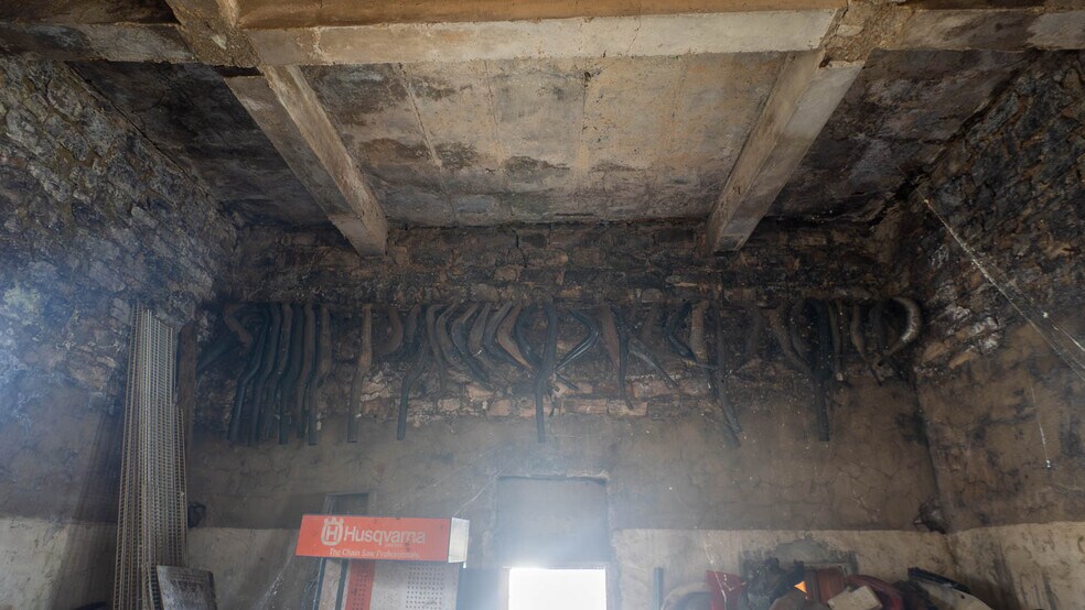 More Photos Of 105 E Couch St, Alton General Retail For Sale