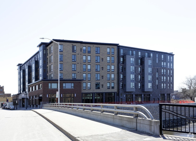 More Photos Of 202 Eau Claire St, Eau Claire Dormitory For Lease