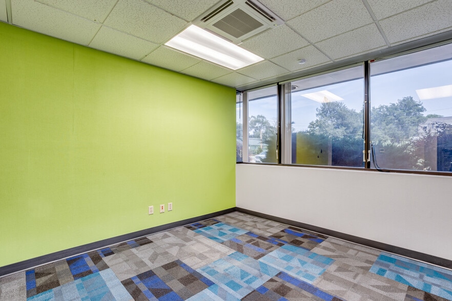 More Photos Of 500 W 1st Ave, Hutchinson Office For Sale