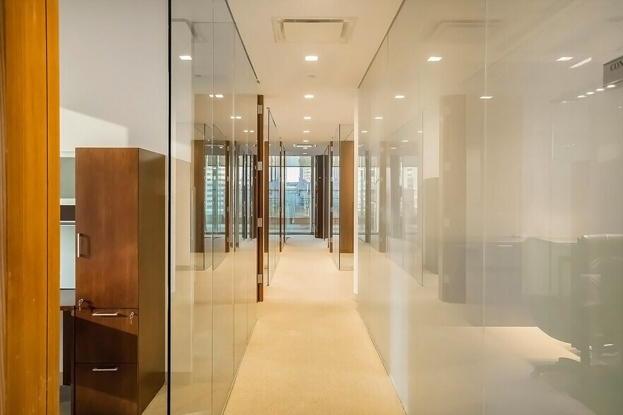 More Photos Of 805 Third Ave, New York Office For Lease
