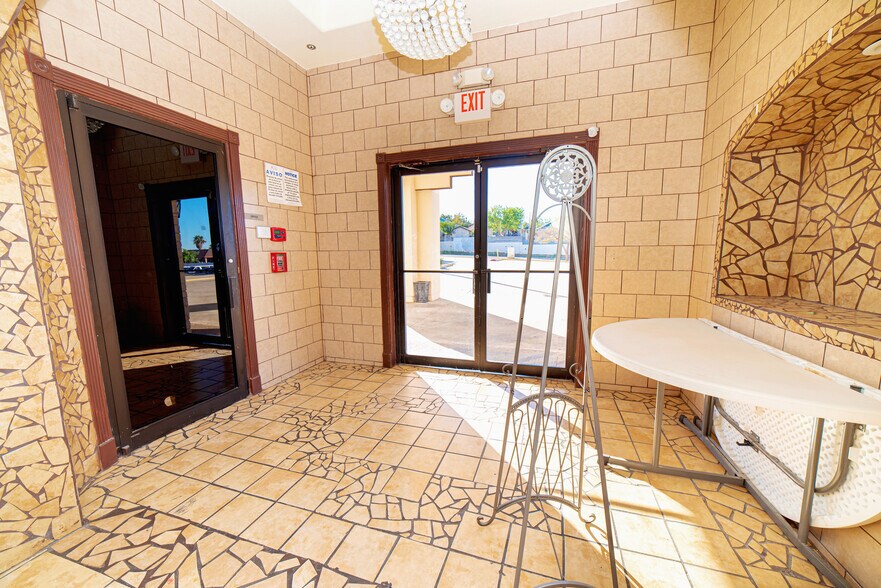 More Photos Of 819 Los Presidentes Ave, Laredo Storefront Retail Office For Sale