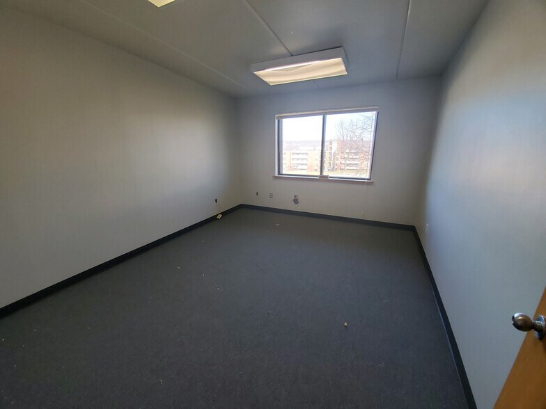 More Photos Of 2690 Fleur Dr, Des Moines Office For Lease