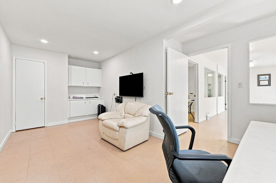 More Photos Of 2757 16th St, San Francisco Warehouse For Lease