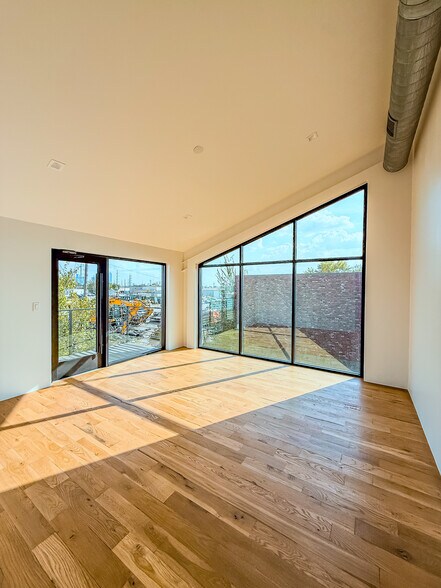 More Photos Of 4750 Iberia Ave, Dallas Office Residential For Sale