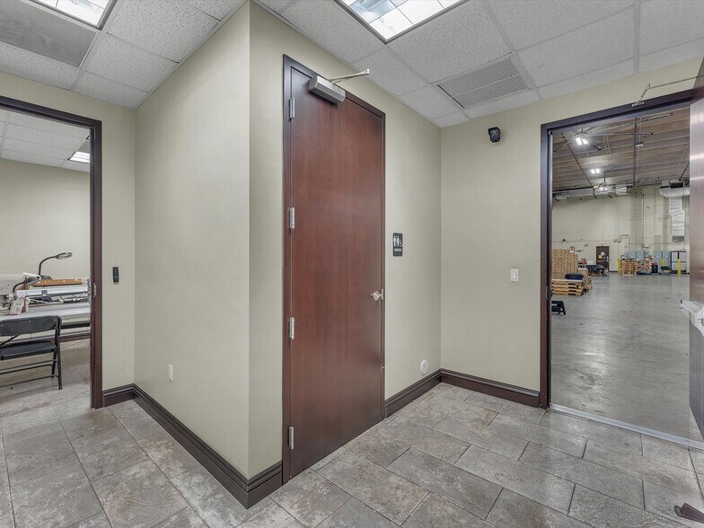 More Photos Of 2260 NW 114th Ave, Doral Warehouse For Lease