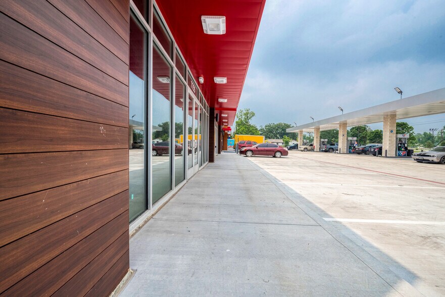 More Photos Of 7755 N Wayside Dr, Houston General Retail For Lease