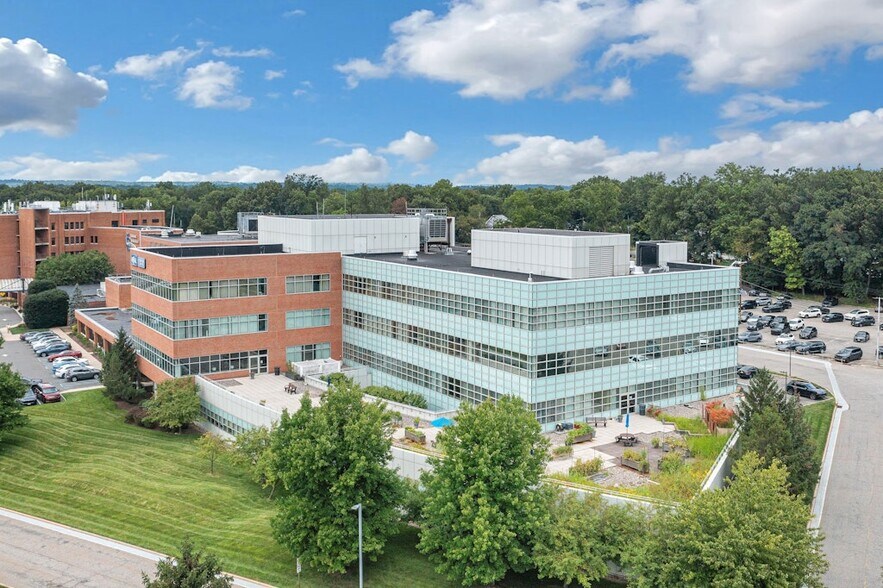 More Photos Of 440 Old Hook Rd, Emerson Medical For Lease