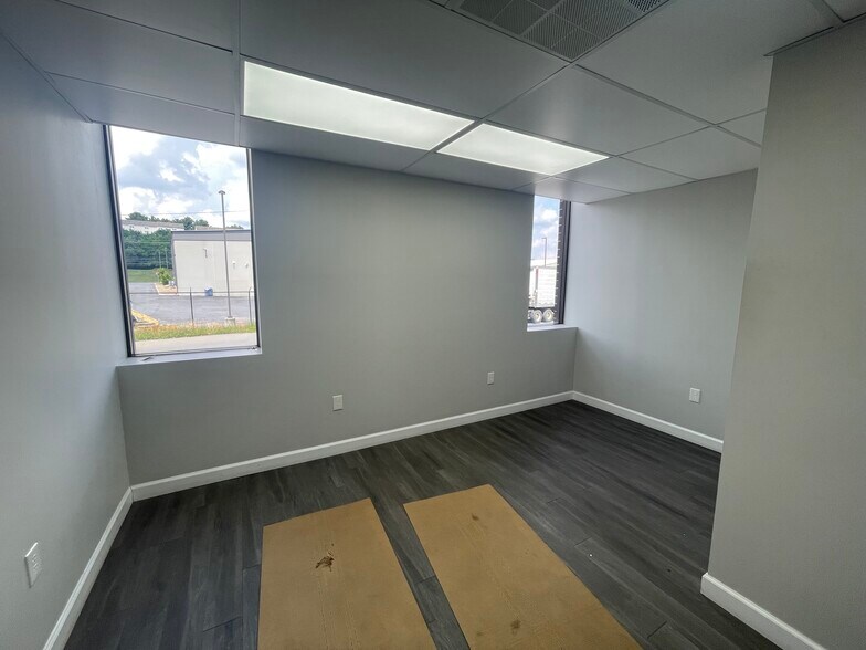 More Photos Of 7651 Derry St, Harrisburg Truck Terminal For Lease