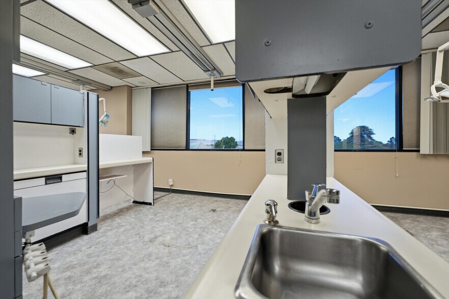 More Photos Of 1669 W Avenue J, Lancaster Medical For Lease