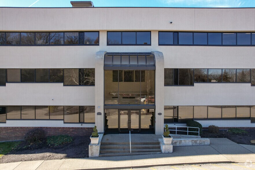 More Photos Of 201 S Johnson Rd, Houston Office For Lease