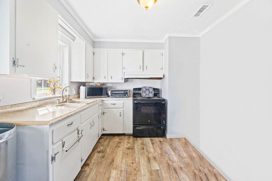 More Photos Of 1213 Main St, Chipley Office For Sale