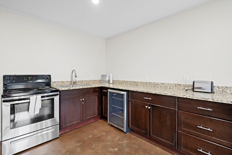 More Photos Of 612 N Lakeshore Dr, Ludington Hotel For Sale