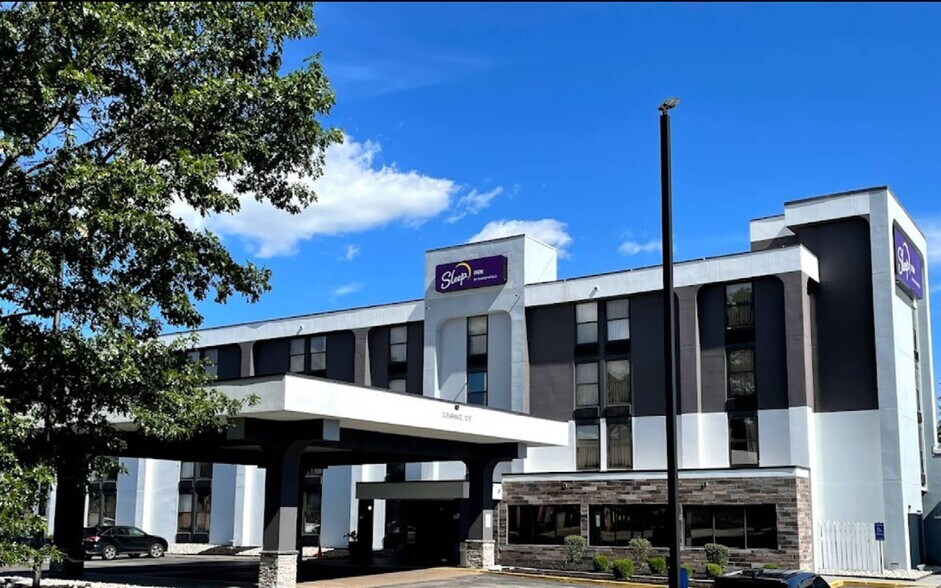 Primary Photo Of 2311 N Shadeland Ave, Indianapolis Hotel For Sale