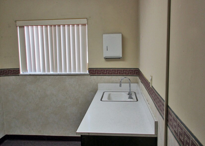 More Photos Of 18940 Schoolcraft, Detroit Medical For Lease