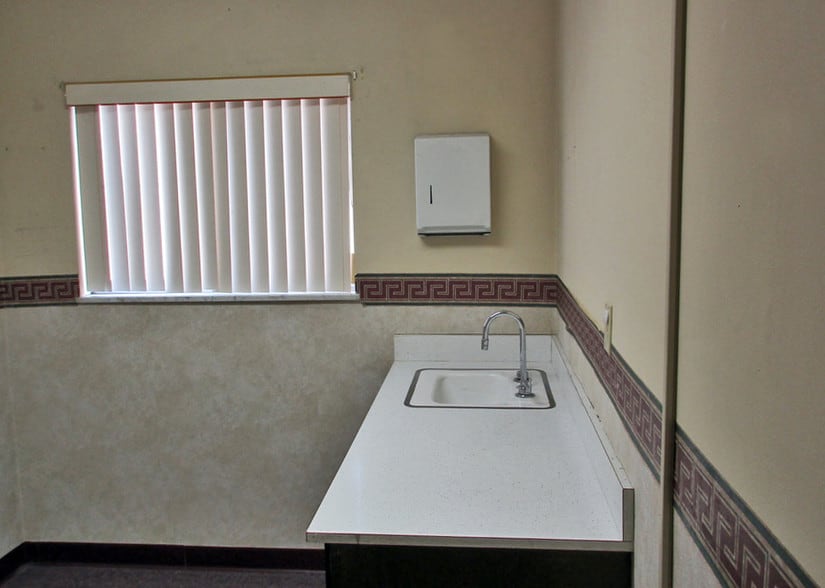 More Photos Of 18940 Schoolcraft, Detroit Medical For Sale