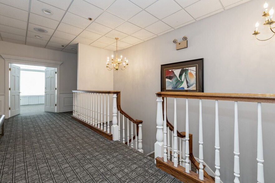 More Photos Of 509 W Old Northwest Highway, Barrington Office Residential For Lease