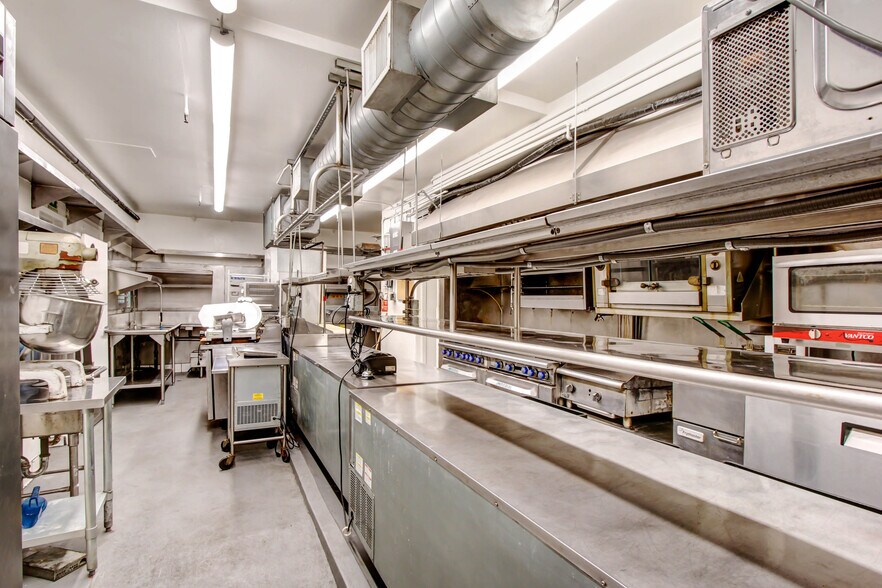 More Photos Of 144-150 S Barrington Ave, Los Angeles Storefront Retail Office For Sale