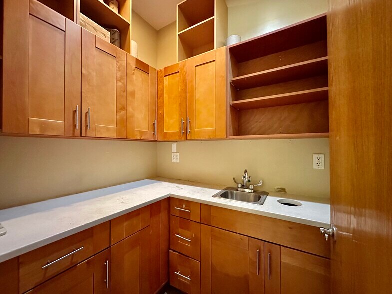 More Photos Of 3005 31st Ave, Astoria Medical For Lease