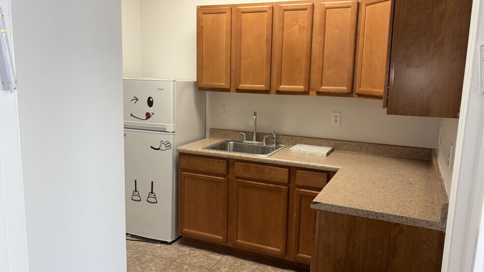 More Photos Of 402 Lexington Ave, Lakewood General Retail For Sale