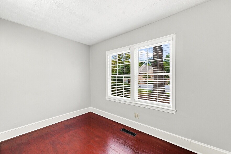 More Photos Of 255 Norcross St, Roswell Office For Lease
