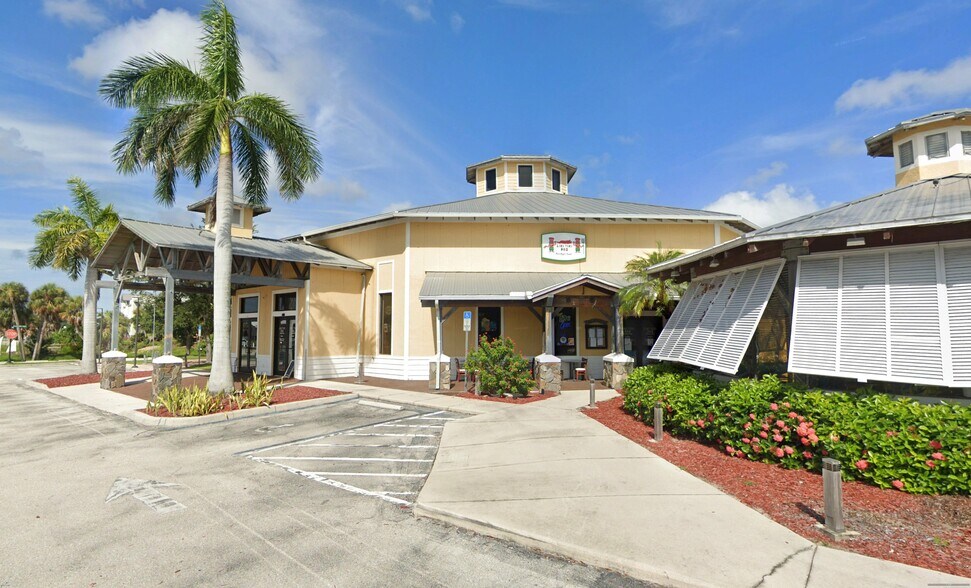 Primary Photo Of 17650 San Carlos Blvd, Fort Myers Supermarket For Lease