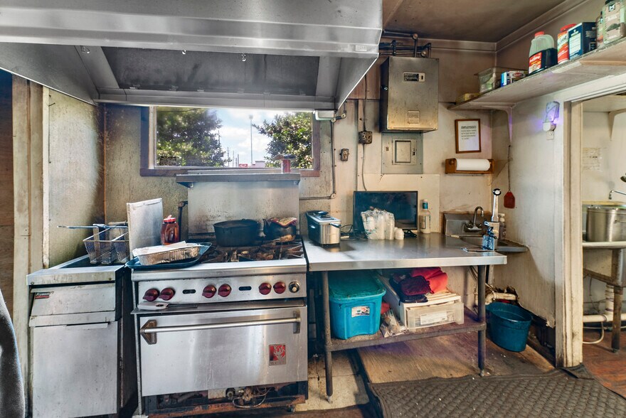 More Photos Of 4118 Augusta Rd, Savannah Freestanding For Sale