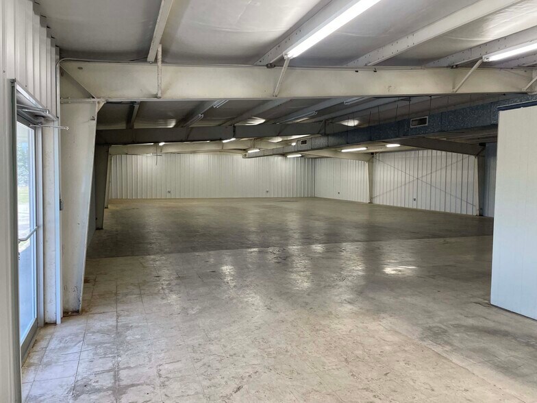 More Photos Of 16525 Highway 65 S, Damascus Warehouse For Sale