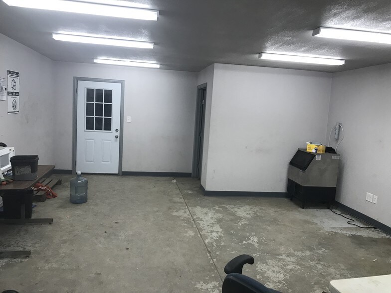 More Photos Of 401 Throckmorton St, McKinney Warehouse For Sale