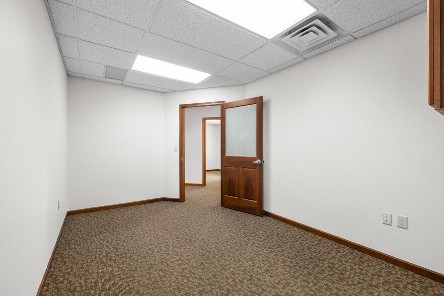 More Photos Of 2000 Burdick Expy E, Minot Office For Lease