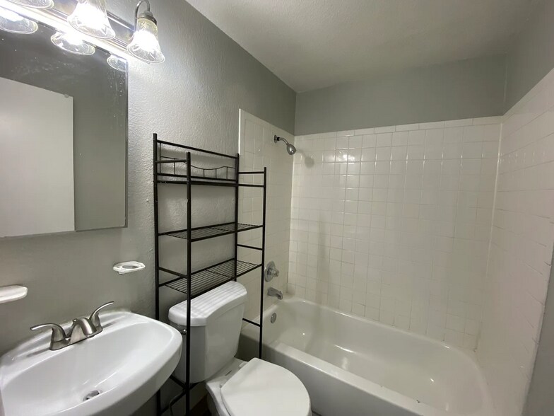 More Photos Of 1415-1425 Kingston St, Aurora Apartments For Sale