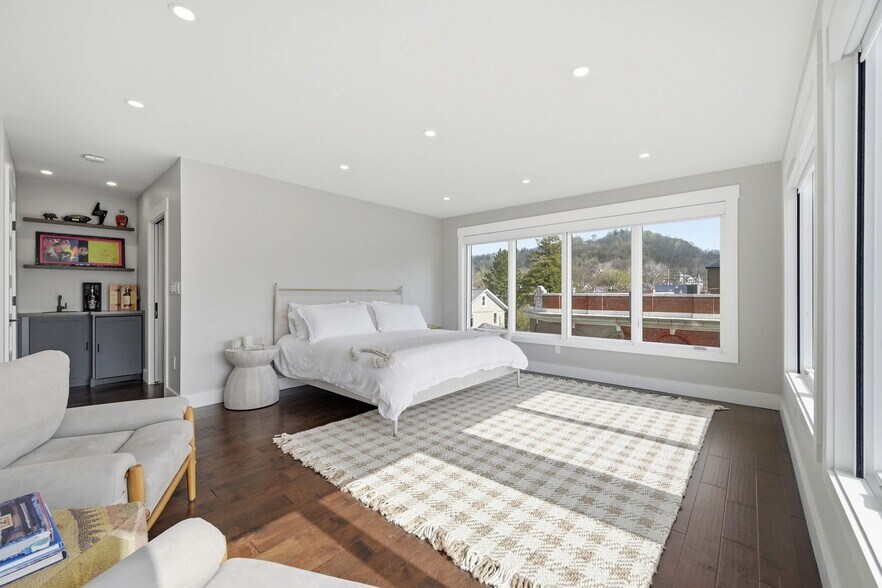 More Photos Of 443 Walnut St, Sewickley Flex For Sale