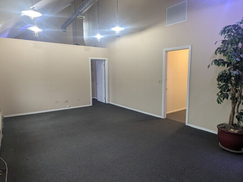 More Photos Of 40 Birch Hill Rd, Locust Valley Office For Lease