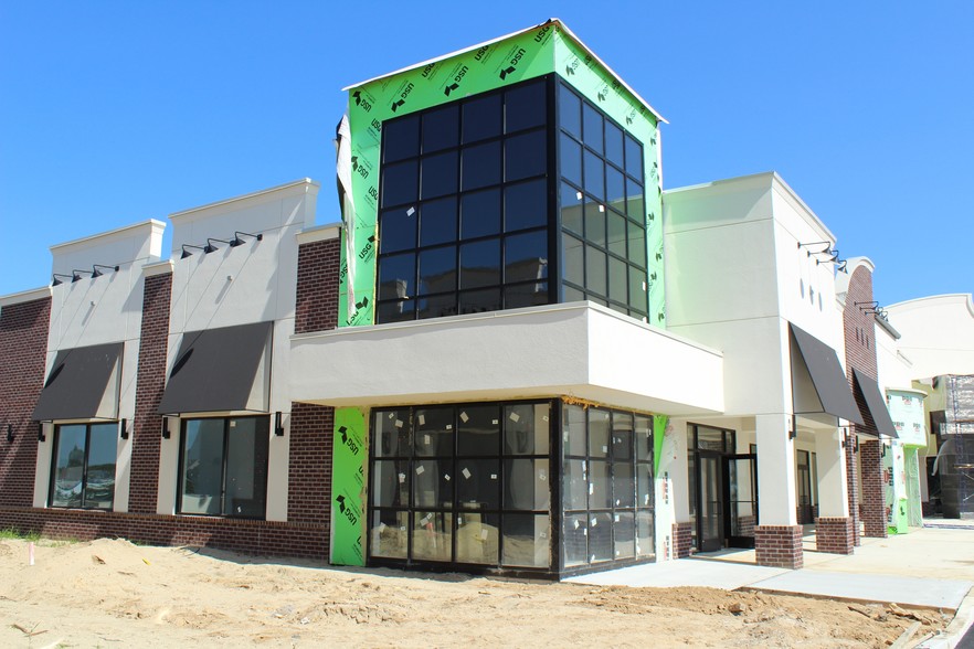 More Photos Of 10 America Ave, Lakewood Freestanding For Lease