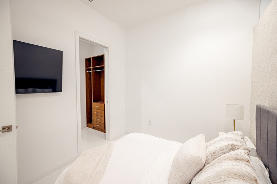 More Photos Of 400 S Old Woodward Ave, Birmingham Apartments For Sale