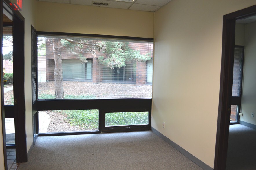 More Photos Of 915 N Plum Grove Rd, Schaumburg Office For Sale