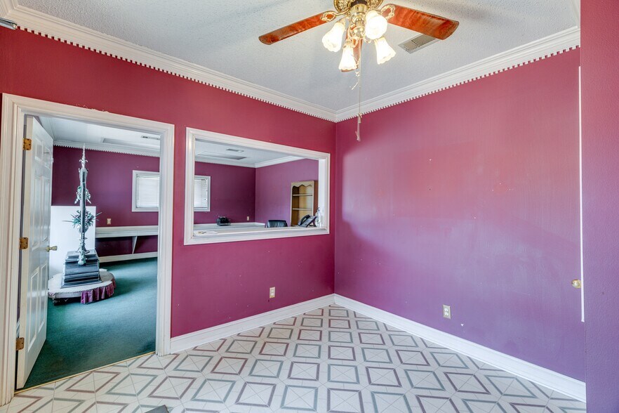 More Photos Of 805 Elm St, Bastrop Distribution For Sale